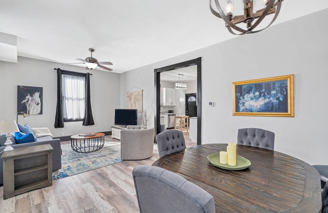 The WashMO Hospitality House WALK to riverfront, shopping, wine shuttle, HOT TUB