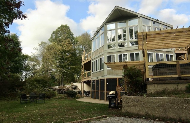 THE WATERFALL WALKOUT & HILLTOP RETREAT, SLEEPS 10+, 4BR*2BA