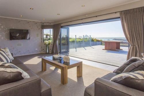 The Waterfront Escape - with panoramic sea views