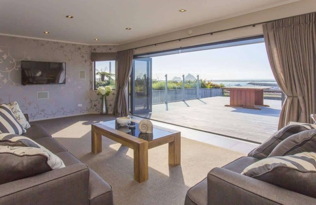 The Waterfront Escape - with panoramic sea views