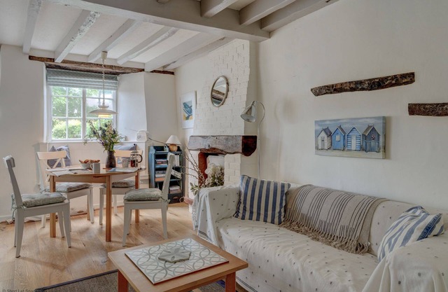 The White Cottage | Woodstock Holiday Let | 2 Beds & Sleeps 3