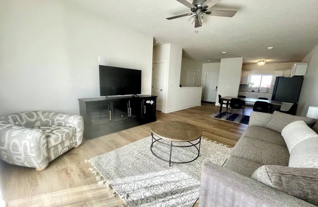 The White Pine Modern, Spacious with garage