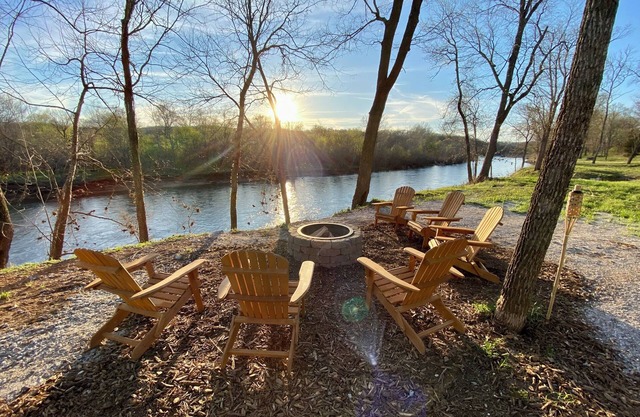 The Whole Property to Yourself - 3 Cozy Elk Riverfront Tiny Cabins at High Bank