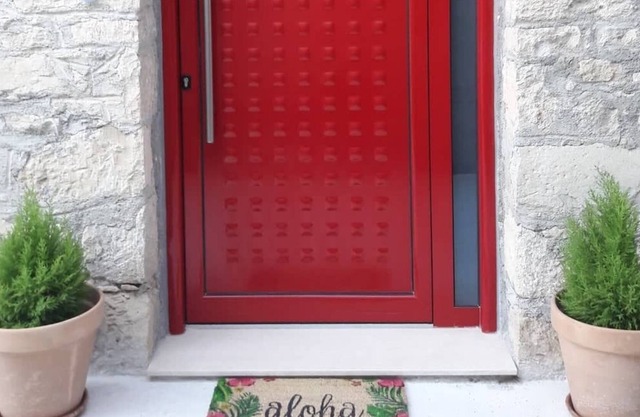 "The Wild Rose" - Cosy, cute, stone wall apartment.