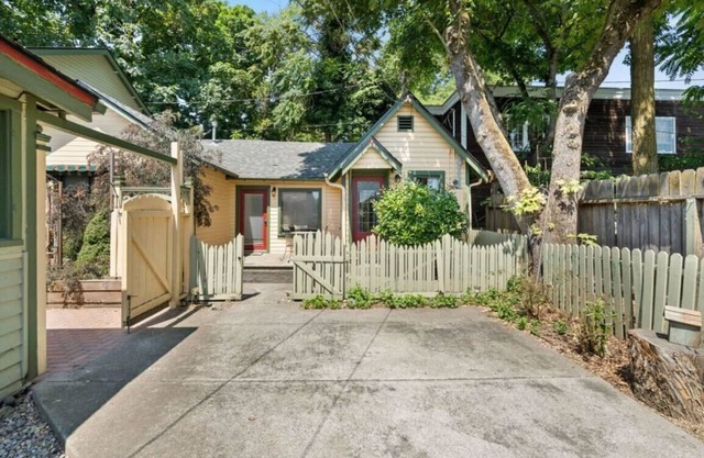 The Williams - luxe 2-bedroom cottage w/onsite parking in downtown Jacksonville