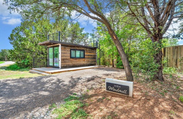 The Windmill - Container Home Near Baylor/Magnolia