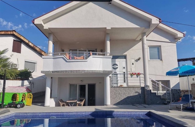 The Withe HousenCharming 2-bedroom house in serene Kavadarci with AC