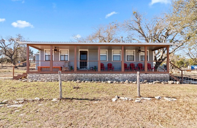 The Yella Dilly Ranch, Sleeps 20! Peaceful Oasis, Pool, Jacuzzi, Events!