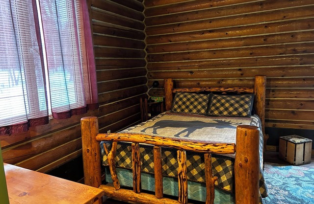 The Yukon, The Yukon Cabin Room w/Suana