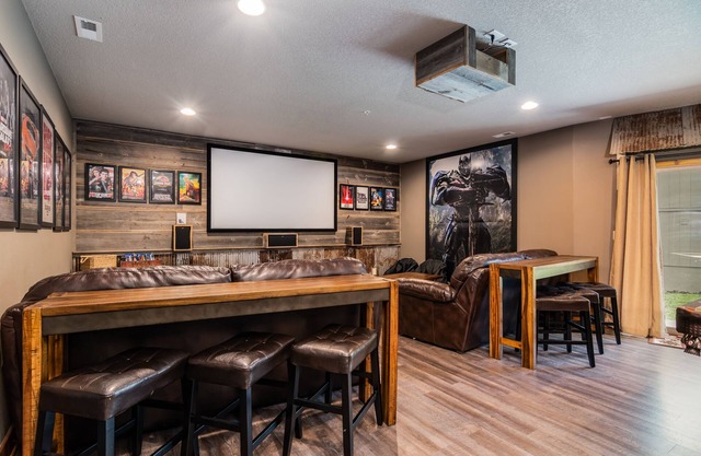 THEATER/GAME ROOM w/100” Screen! Pool Table! Dining Seats 20! 3 Living Areas!