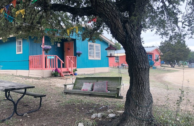 Thelma Cottage: Charming & Cozy 2 bedroom 2.6 miles from The Frio River