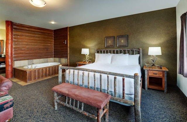 Theme Suite, Whirlpool, Stoney Creek, 1 King Bed, Fireplace, Pool!