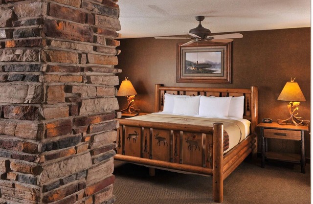 Theme Suite with Whirlpool, Stoney Creek St. Joseph, Heated Pool