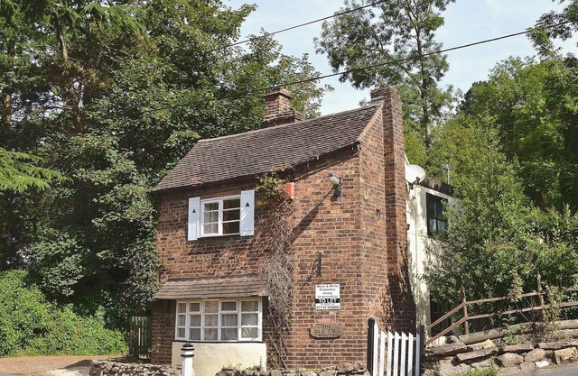 This 300 year old period property is a perfect touring base.