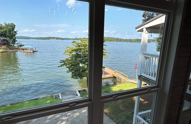 This 4 bedroom, 4 bath home sits on a peaceful cove on Logan Martin Laken nn