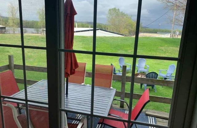 This AMAZING river getaway is PERFECT for YOU! Private deck, grill & fire pit!