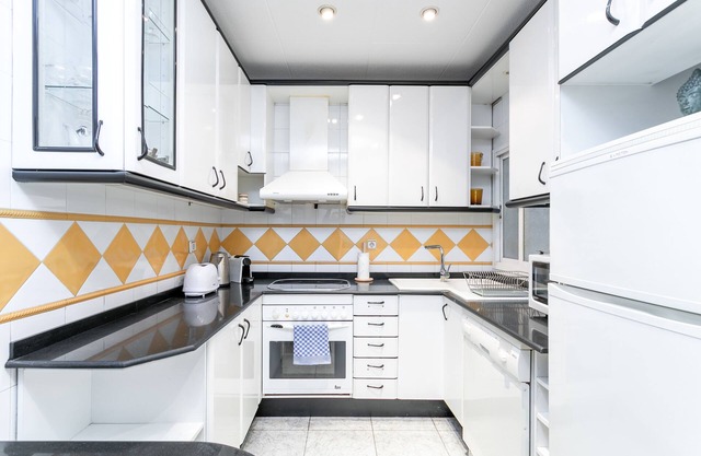 This apartment is a 2 bedroom(s), 1 bathrooms, located in Barcelona, Catalunya.