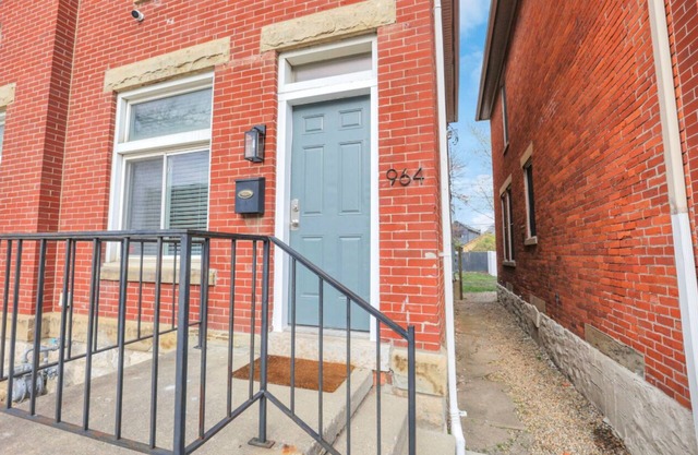 This apartments is centrally located making it convenient and enjoyable stay!