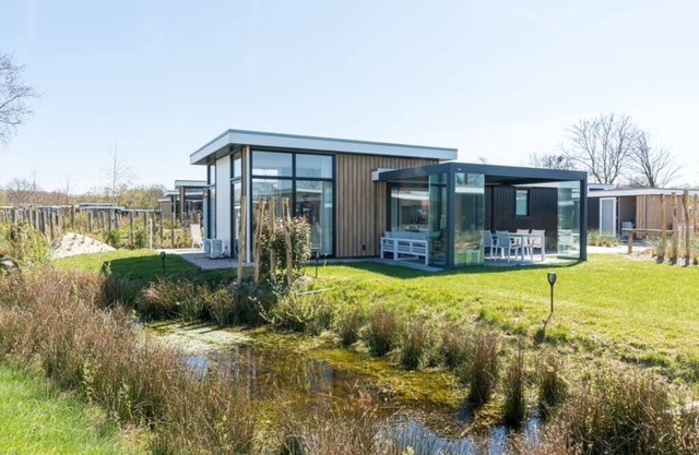 This 'Beach style' chalet has all the amenities required for a comfortable stay: an attractive livin