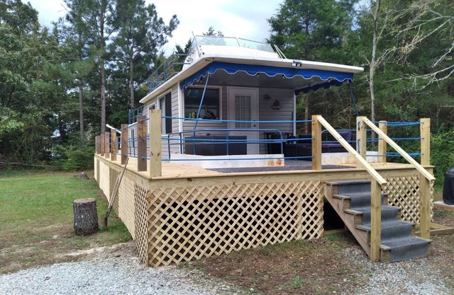 This Boat Don't Float. Completely refinished and updated 50 foot Houseboat.