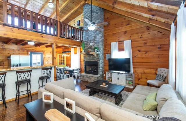 This cabin is a 4 bedroom(s), 2 bathrooms, located in Stanton, KY.