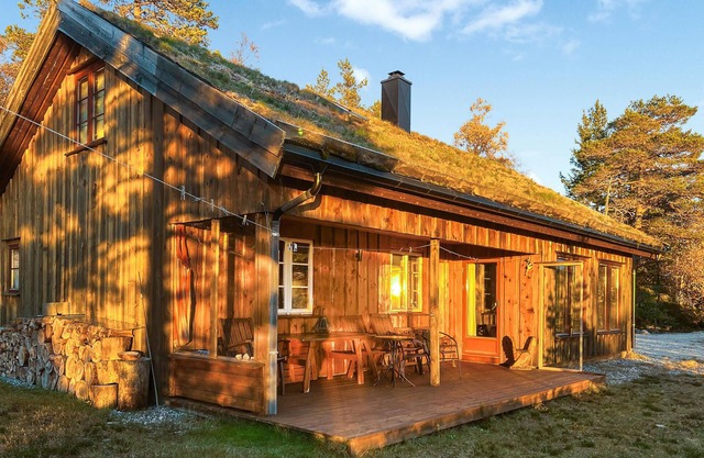 This high-quality vacation home welcomes you to Hillestadheia.