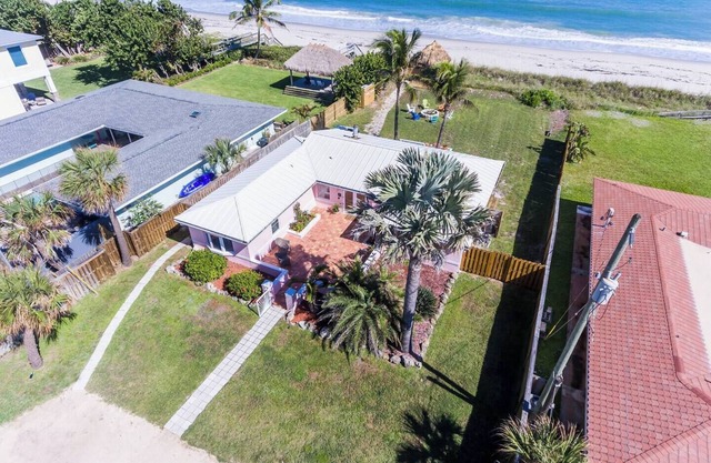 This house is a 2 bedroom(s), 2 bathrooms, located in Indialantic, FL.