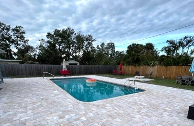This house is a 2 bedroom(s), 1 bathrooms, located in Venice, FL.