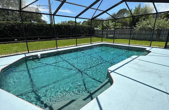 This house is a 2 bedroom(s), 2 bathrooms, located in Largo, FL.