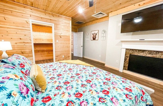 This house is a 3 bedroom(s), 1.5 bathrooms, located in Clay City, KY.