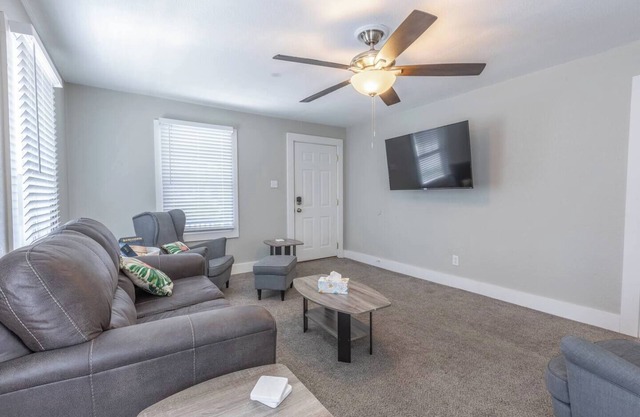 This house is a 3 bedroom(s), 1 bathrooms, located in Independence, MO.
