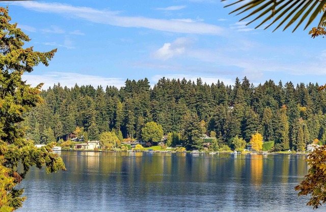 This house is a 3 bedroom(s), 3 bathrooms, located in Mercer Island , WA.