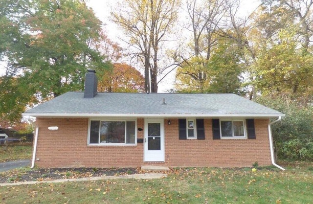This house is a 4 bedroom(s), 2.5 bathrooms, located in Springfield, VA.
