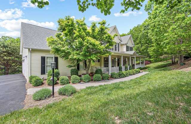 This house is a 4 bedroom(s), 4.5 bathrooms, located in Blacksburg, VA.