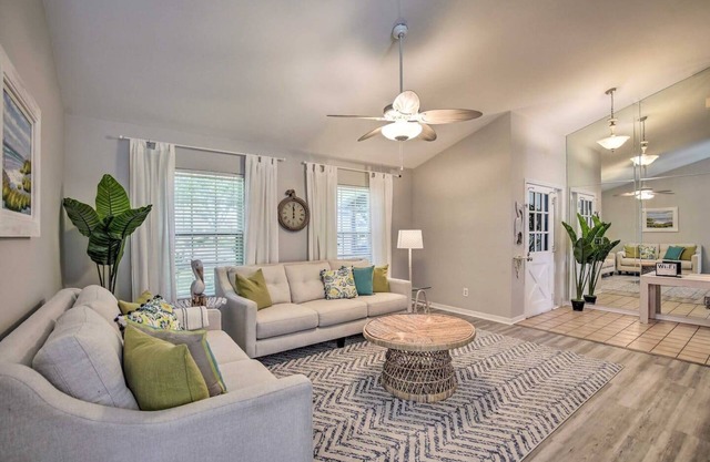 This house is a 4 bedroom(s), 2 bathrooms, located in Valrico, FL.
