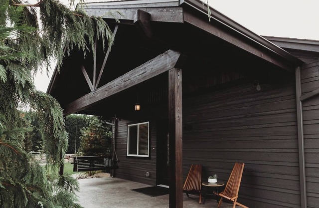 This house is a 2 bedroom(s), 2 bathrooms, located in East Wenatchee, WA.