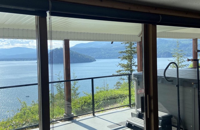 This house is the iconic house of the Shuswap lake! Gorgeous views of the bay!