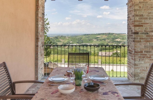 This lovely and spacious apartment is located 2 km from Castagnole delle Lanze, in the heart of the
