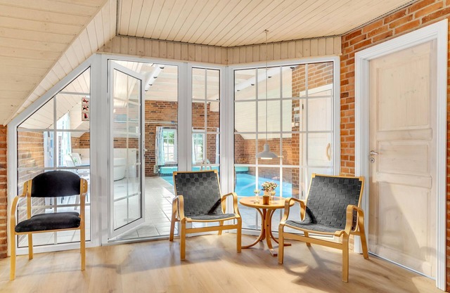 This lovely thatched vacation home is situated on a dune plot not far from the North Sea.