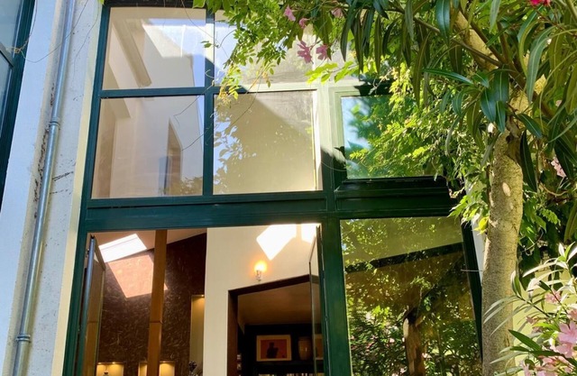 This peaceful house offers a stay for the whole family just 15 minutes from Paris.