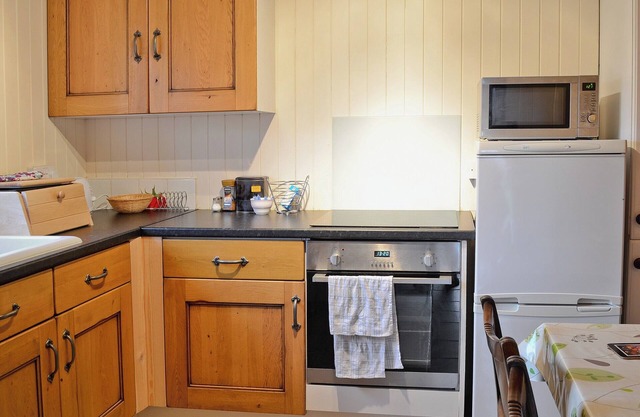 This pretty thatched cottage is the ideal base for exploring the New Forest and south coast.