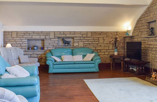 This semi-detached barn conversion is set in beautiful countryside, central for walkers, cyclists an