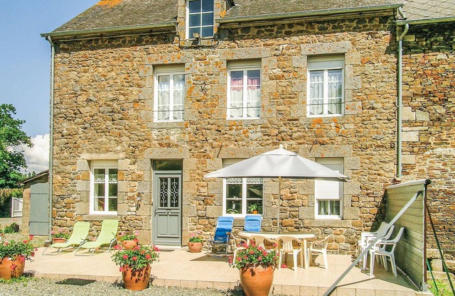 This stone vacation home enjoys a quiet location not far from the Rance River and the sea.