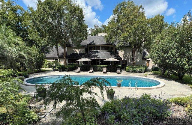 This tranquil retreat accommodates 14 guests, pool, spa and concierge service.