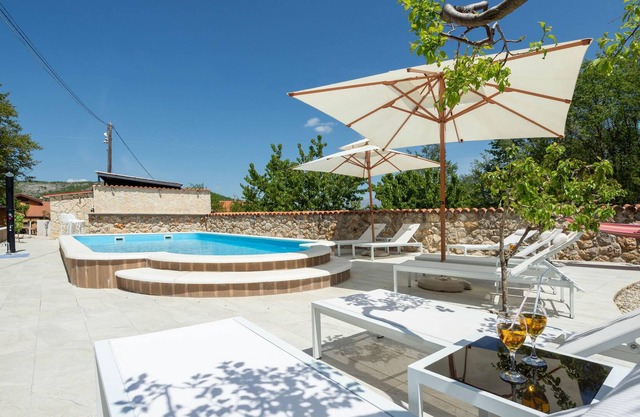 This vacation home with pool offers you a pleasant stay with views of the mountains and nature.