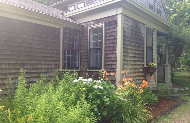 This wonderful 6 bedrm 3 bath house & separate cottage is family & dog friendly!