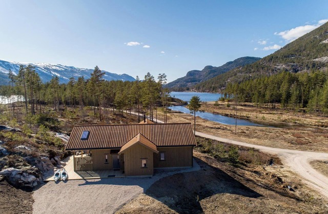 This wooden villa is suitable for 8 people. Located in the middle of nature with a view of a lake and just a few minutes' drive from the center of Vrådal.