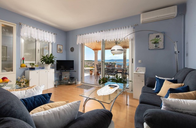 Three bedroom apartment with terrace and sea view Sumartin, Brač (A-2940-d)