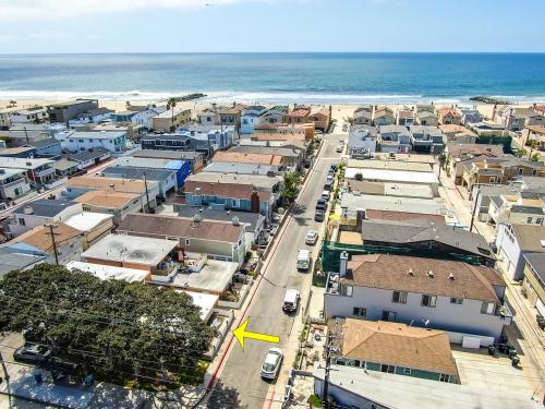 Three Bedroom Three Bath Home w Patio 1 block from beach