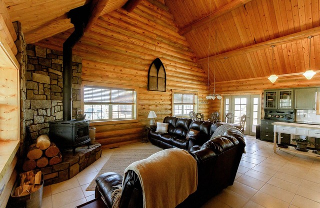 Three Canyons - Entire Log Home With Mountain View!